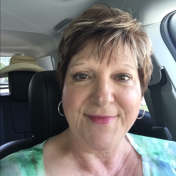 Profile Picture of Paula Hirsch (@pghirsch) on Poshmark