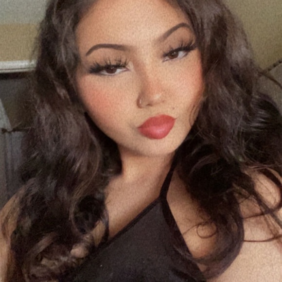 Profile Picture of Vanessa Schlienz (@ximenax56) on Poshmark