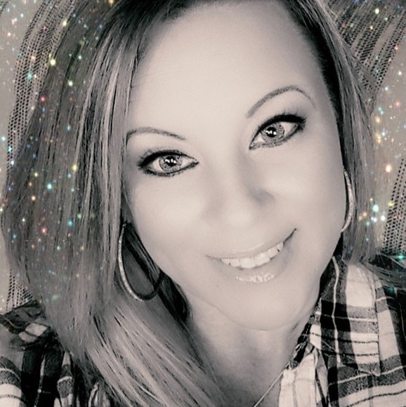 Profile Picture of Lori Peavy (@lori_peavy) on Poshmark