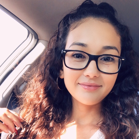 Profile Picture of Stephanie Woo (@miss_woo3) on Poshmark