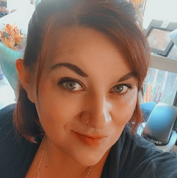 Profile Picture of Jennivee Wohlwend (@socalwohlwends) on Poshmark