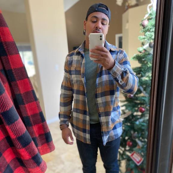 Profile Picture of Carlos Edwards (@cjredwards) on Poshmark