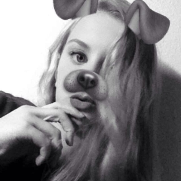 Profile Picture of Julia Faulkner (@julia_0052) on Poshmark