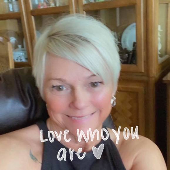 Profile Picture of Debbie Carr (@decarr6881) on Poshmark