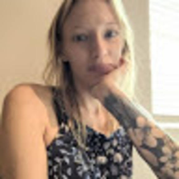 Profile Picture of Kate Albarella (@katealbarella) on Poshmark