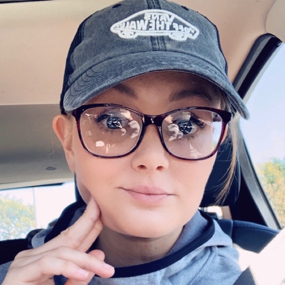 Profile Picture of Miranda Hall (@mkhall991) on Poshmark
