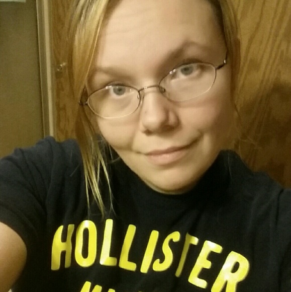 Profile Picture of Mandy Cottrell (@beauty_sweets86) on Poshmark