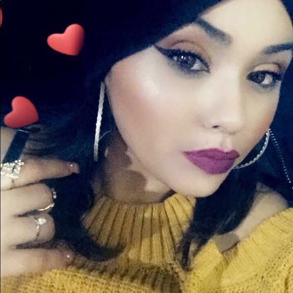 Profile Picture of Tiffany Quinones (@t2raww2019) on Poshmark