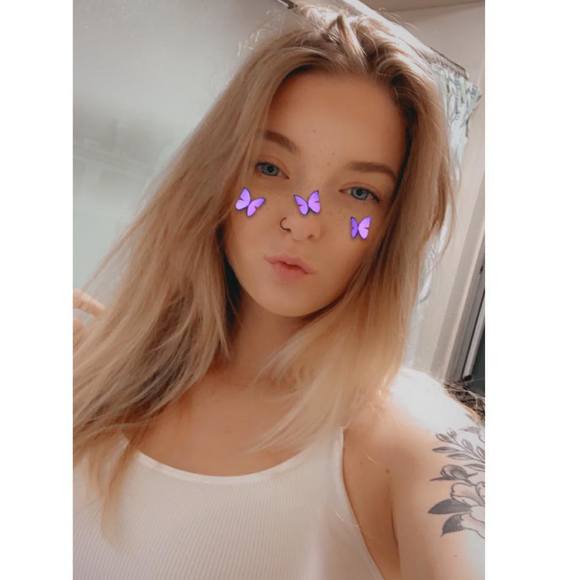 Profile Picture of Sierra Voyvodich (@bbybear1998) on Poshmark