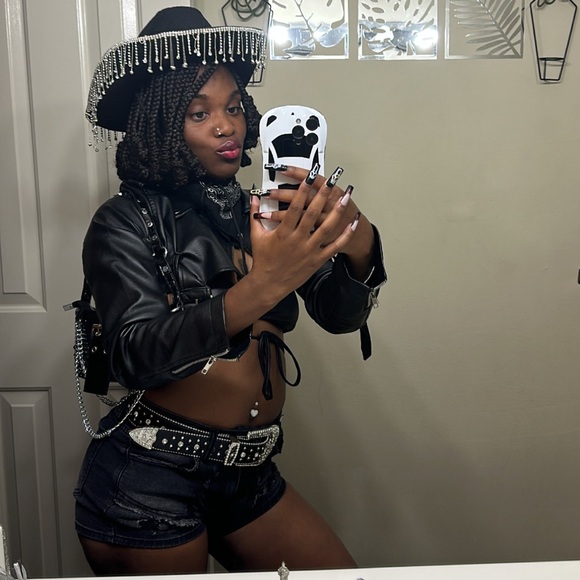 Profile Picture of Raven Perry (@yeahthisraven) on Poshmark