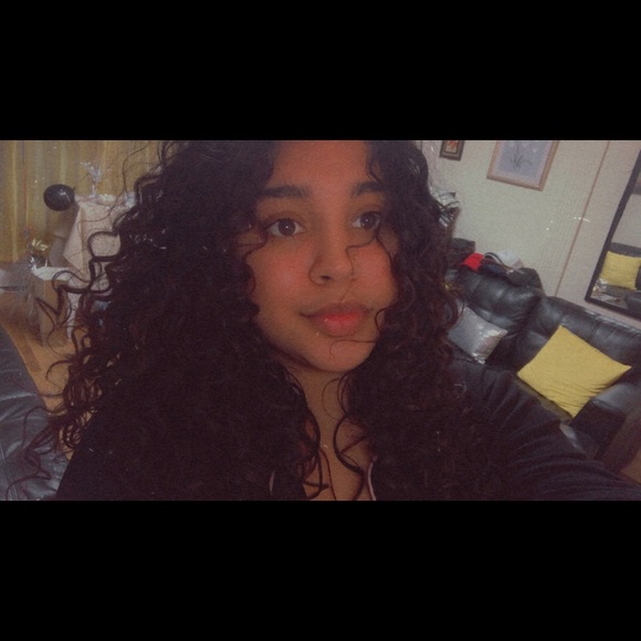 Profile Picture of Mari Savinon (@mariialisx3) on Poshmark