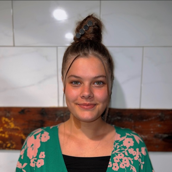 Profile Picture of Karly Dickson (@kbuggyboo2002) on Poshmark