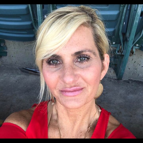 Profile Picture of Tracy Tolmich (@tracytolmich) on Poshmark