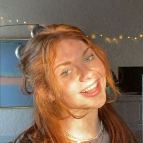 Profile Picture of Lucy Craig (@lucyhcr) on Poshmark