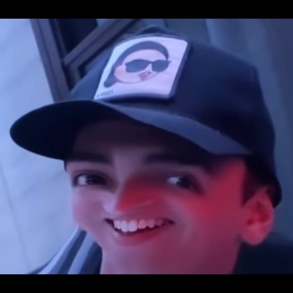 Profile Picture of Carlos Sialer (@carlos_sialer) on Poshmark