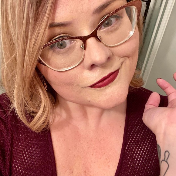 Profile Picture of Molly Haendler (@kitchenista) on Poshmark