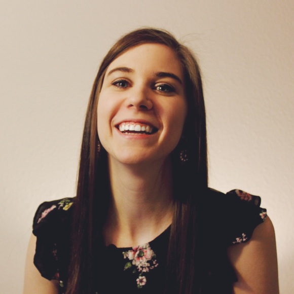 Profile Picture of Ashley Leiendecker (@aleiendecker) on Poshmark