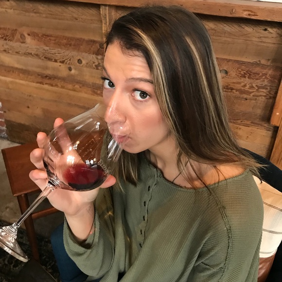 Profile Picture of Mariella Vandenkooy (@mariella_joyy) on Poshmark