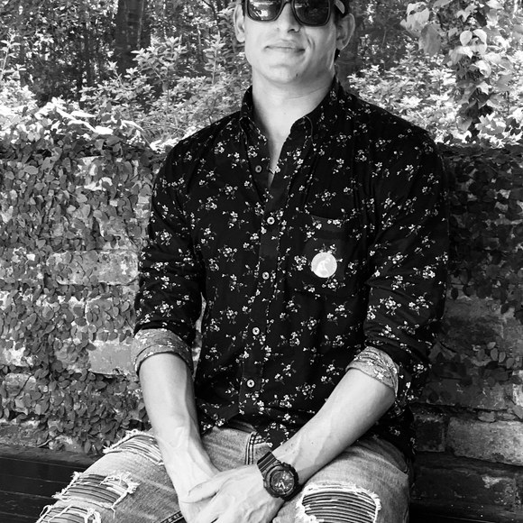 Profile Picture of Achilles Liapis (@achillesliapis) on Poshmark