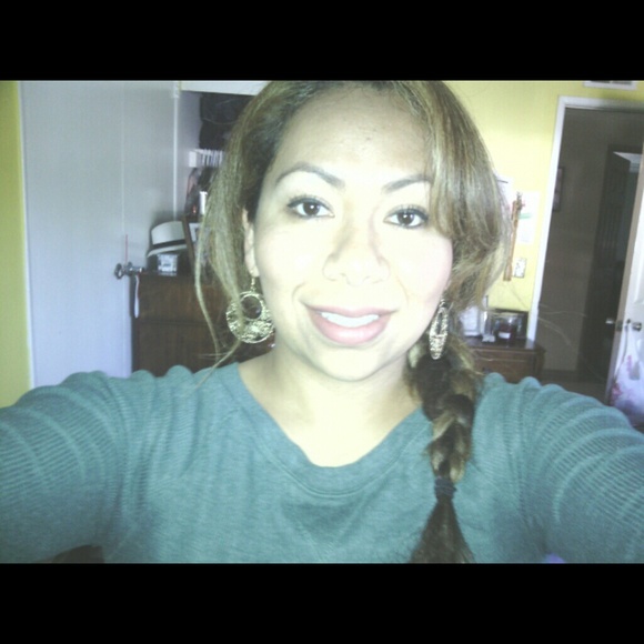 Profile Picture of Gaby Rivera (@gabyr2208) on Poshmark