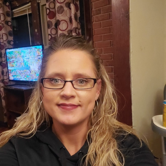 Profile Picture of Kari Neidecker (@karianne12) on Poshmark