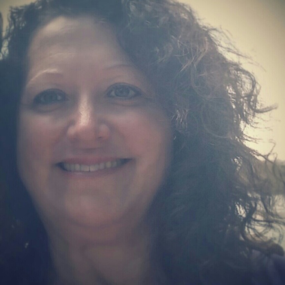 Profile Picture of Dawn Ross (@dawnroscatto) on Poshmark