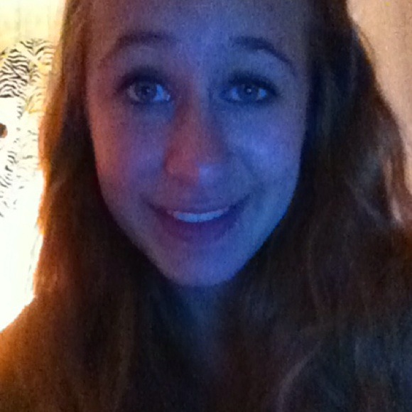 Profile Picture of Rachie Louise (@rachielouise) on Poshmark