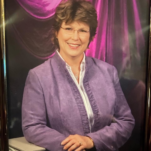 Profile Picture of Barbara Singleton (@barbarasingl416) on Poshmark