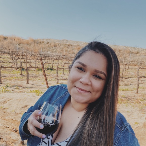 Profile Picture of Eileen Andrade (@eileen1994) on Poshmark