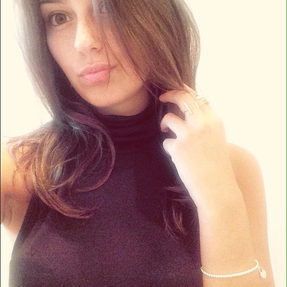 Profile Picture of Ariana Genzmann (@arianax89) on Poshmark