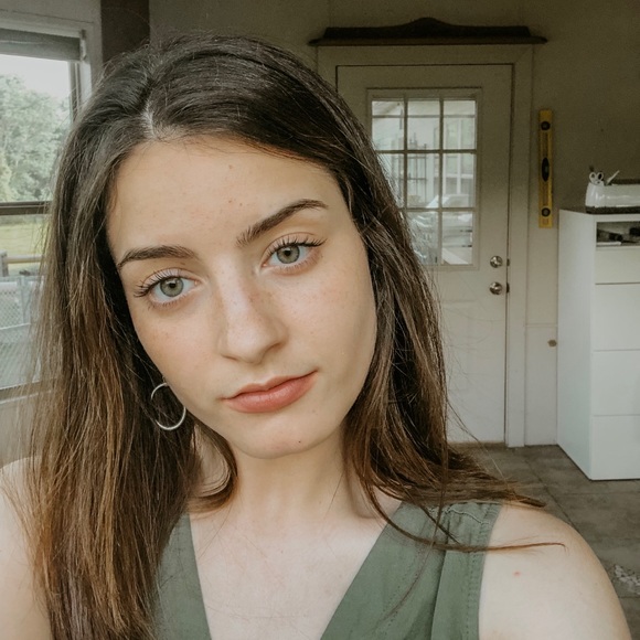 Hannah Thedford - Poshmark Profile Picture of Hannah Thedford (@hannah_thedford) on Poshmark