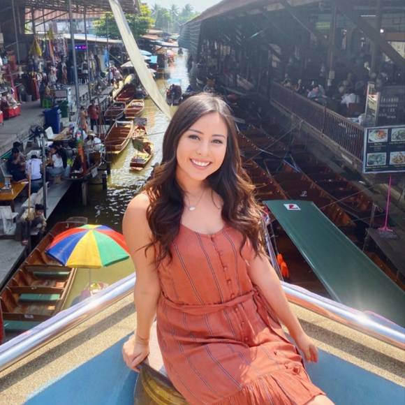 Profile Picture of Danielle Robles (@danirobles) on Poshmark