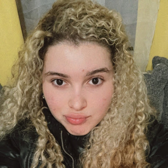 Profile Picture of Genesis Ortiz (@genesisortiz996) on Poshmark