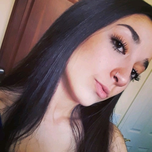 Profile Picture of Sasha Gray (@sashag021) on Poshmark