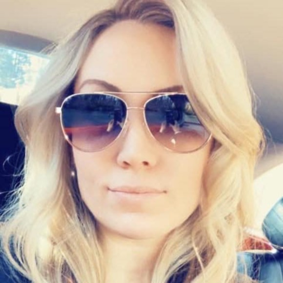 Profile Picture of Kristin Bruington (@kbruington) on Poshmark