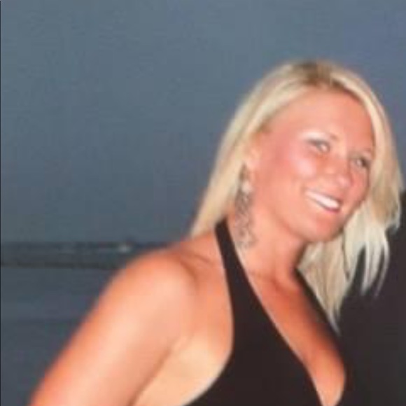 Profile Picture of Danita Wieting (@dweet004) on Poshmark