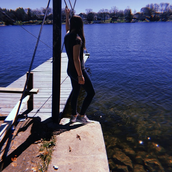 Profile Picture of Elise Shaw (@eliseshaw12) on Poshmark