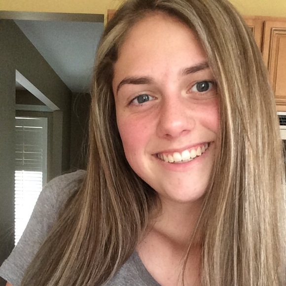 Profile Picture of Haley Skeens (@hskeens) on Poshmark
