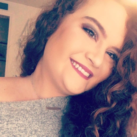 Profile Picture of Olivia Hohlwein (@livvleigh99) on Poshmark