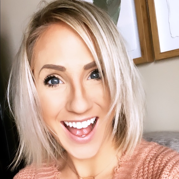 Profile Picture of Amber Nooyen (@amber_nooyen) on Poshmark