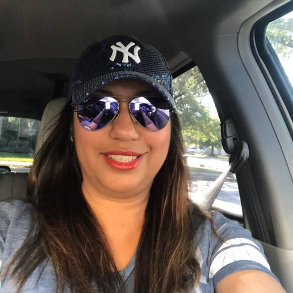 Profile Picture of Lucy Mata (@lmata1989) on Poshmark