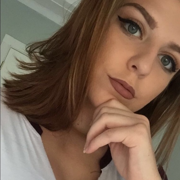 Profile Picture of Mia Richards (@mia_richardss) on Poshmark