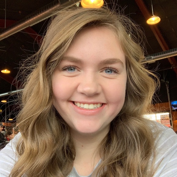Profile Picture of Victoria Fitzsimmons (@vfitzsimmons19) on Poshmark