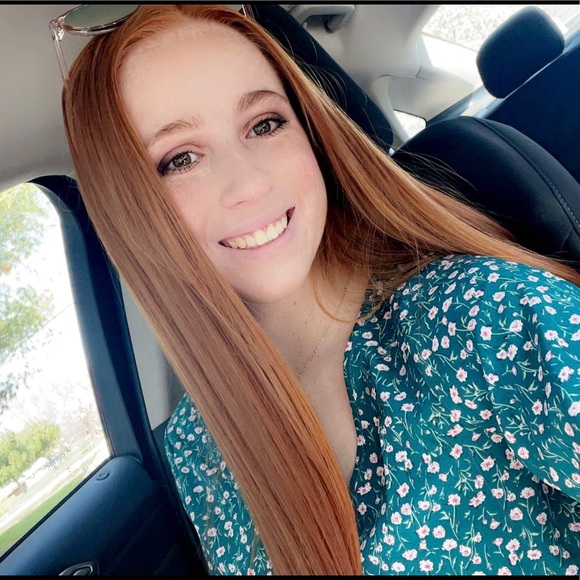 Profile Picture of Danielle Laux (@daniellelaux_) on Poshmark