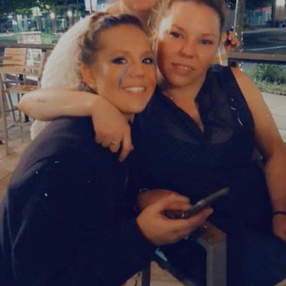 Profile Picture of Amanda Lukas (@amanda_artist) on Poshmark