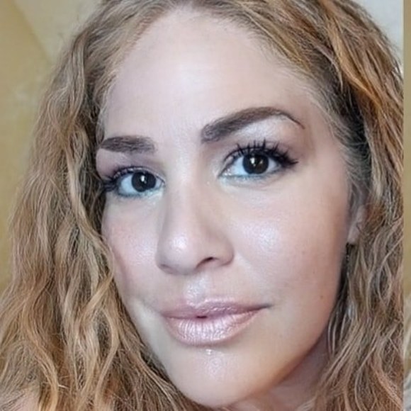 Profile Picture of Vanessa Rauner (@ookzgurl) on Poshmark