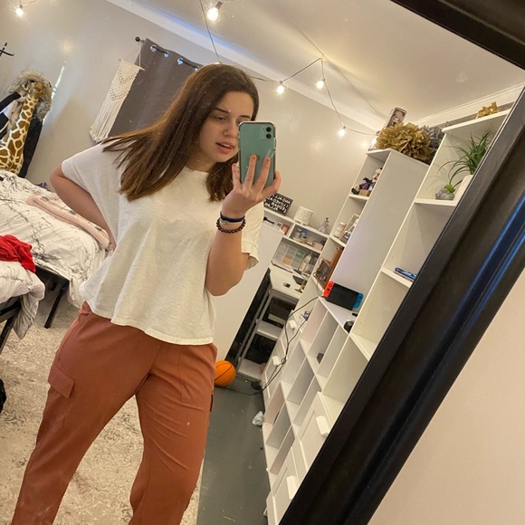 Profile Picture of Sydney Lovaglio (@sydneylovaglio) on Poshmark