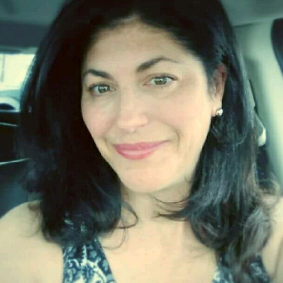 Profile Picture of Kim Correllas (@prettythingsnow) on Poshmark