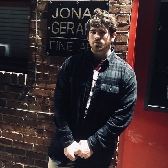 Profile Picture of Luke Brewer (@lukebrewer53) on Poshmark