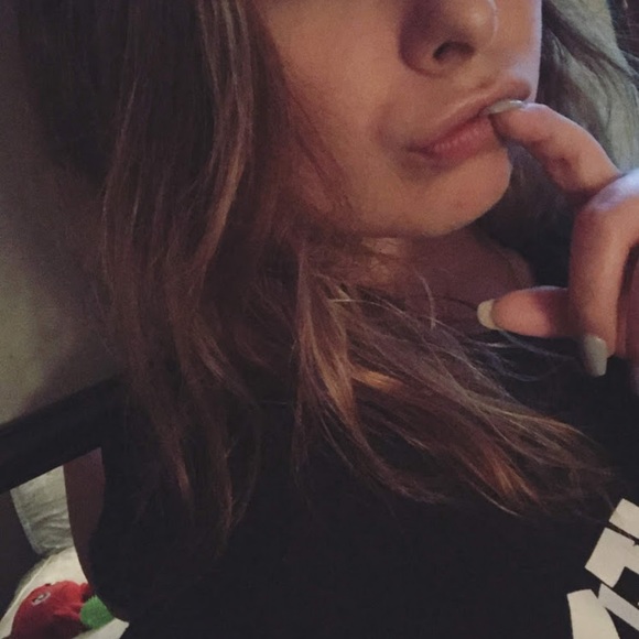 Profile Picture of Amanda Muzzillo (@amandalynnnnnn) on Poshmark